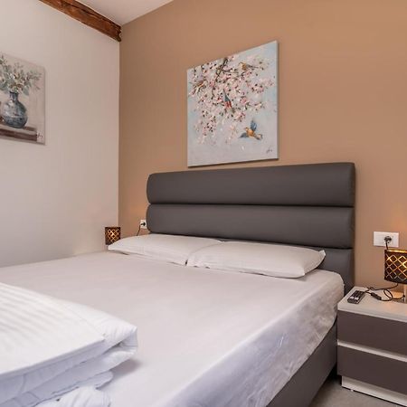 Aaa Apartments & Rooms With Free Parking Pula Exterior photo